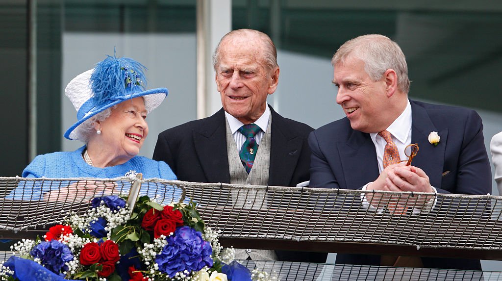 La reine Élisabeth II, le prince Philip, duc d'Édimbourg, et le prince Andrew, duc d'York à l'hippodrome d'Epsom, le 4 juin 2016 à Epsom. | Photo : Getty Images
