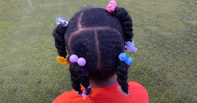 A six-year-old girl wore colorful hair clips to her soccer match and was not allowed to play because of it | Photo: Facebook/DiamondMx2