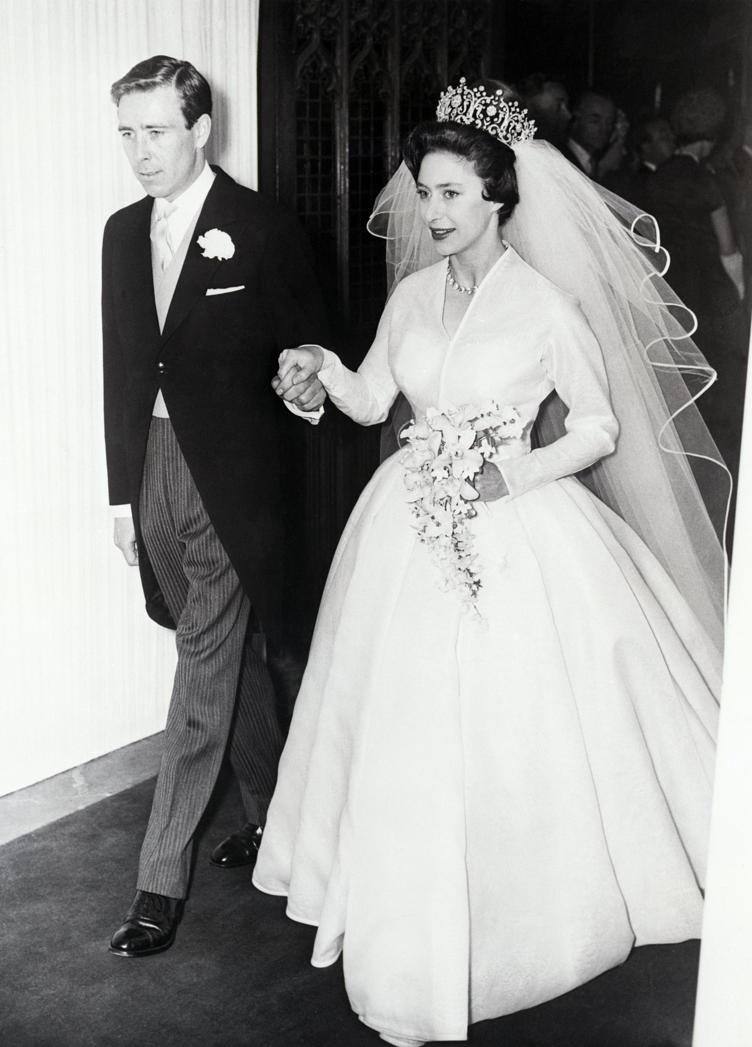 Prinzessin Margaret und ihr neuer Ehemann Antony Armstrong-Jones verlassen nach ihrer Hochzeit die Westminister Abbey | Quelle: Getty Images