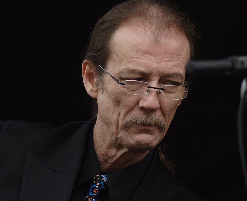 Tony Rice, performing at MerleFest , in Wilkes County, North Carolina in April 2006 | Source: Wikimedia Commons/ Filberthockey at en.wikipedia, Tonyrice-fls, CC BY-SA 3.0