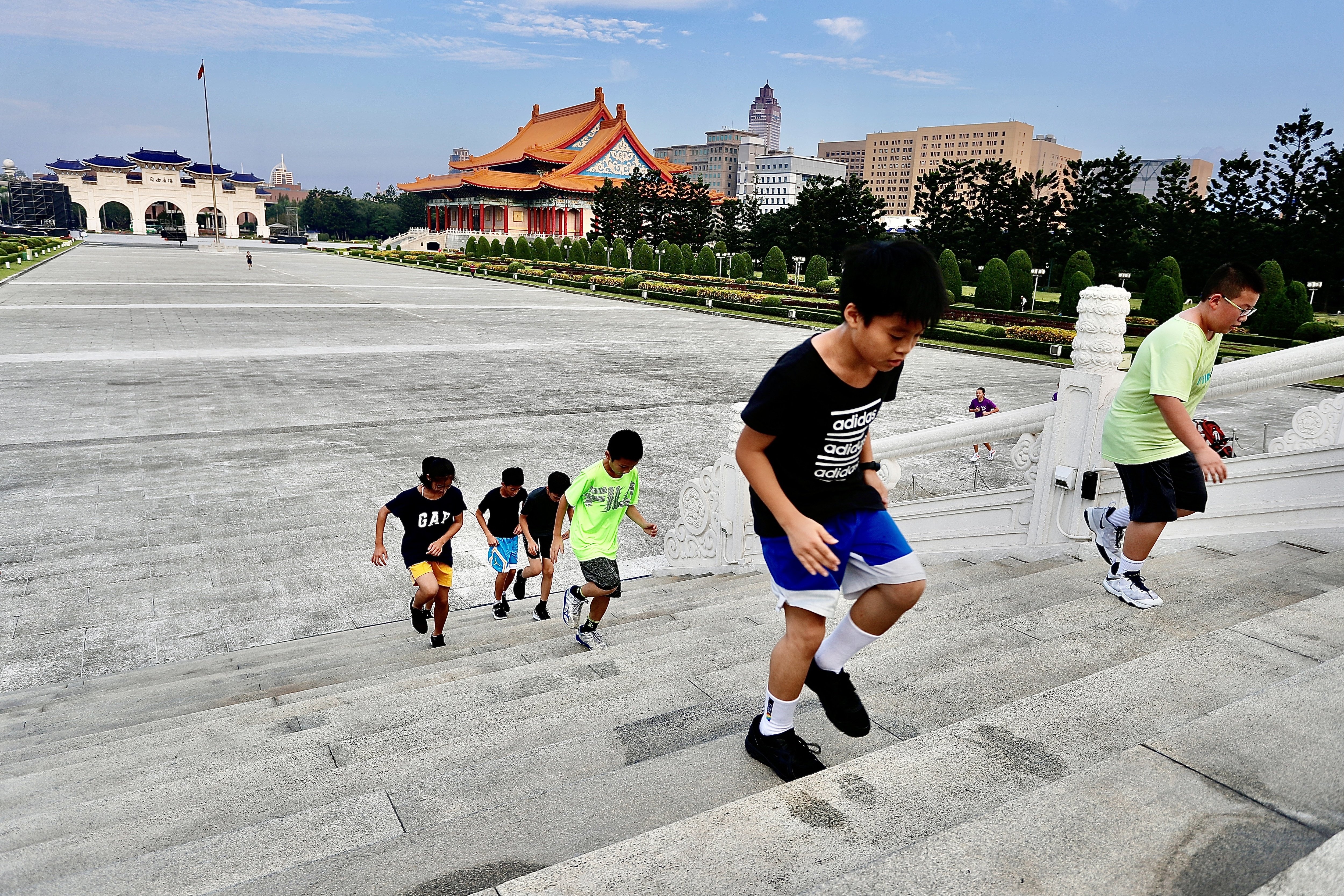 Kinder in Taiwan erklimmen eine Treppe | Quelle: Getty Images
