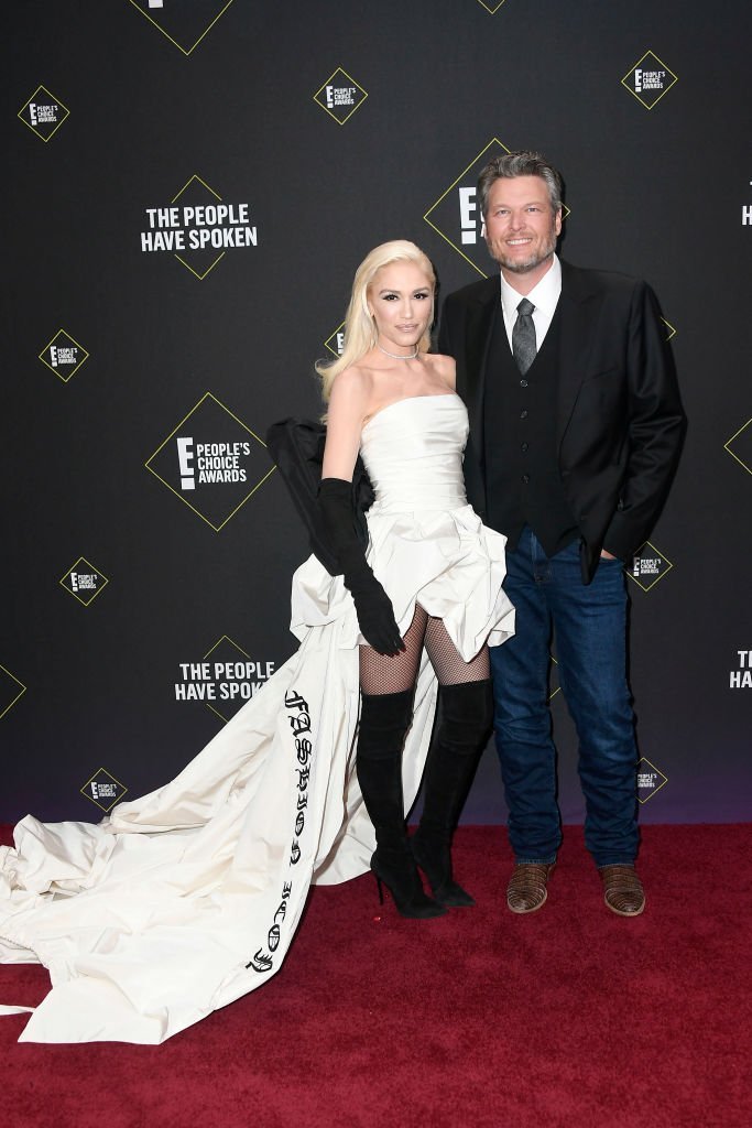 Gwen Stefani and Blake Shelton attend the 2019 E! People's Choice Awards at Barker Hangar. | Photo: Getty Images