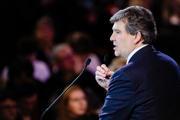 Arnaud Montebourg prononce un discours lors d'une réunion pour présenter son programme à ses partisans le 18 janvier 2017 à Paris, France. | Photo : Getty Images