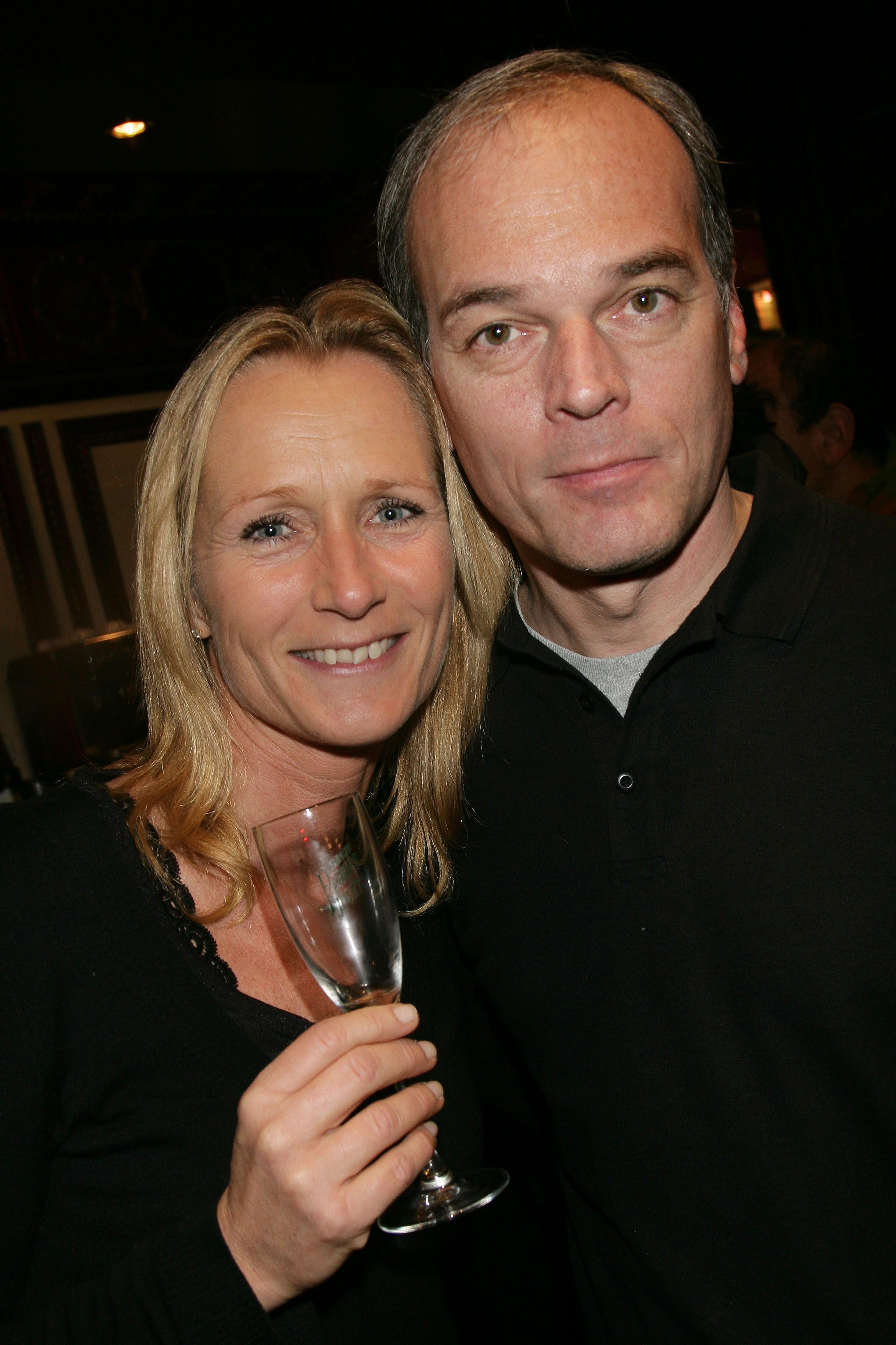 Laurent Baffie et sa femme Sandrine assistent à la 100ème représentation de la pièce "Toc Toc". | Photo : Getty Images