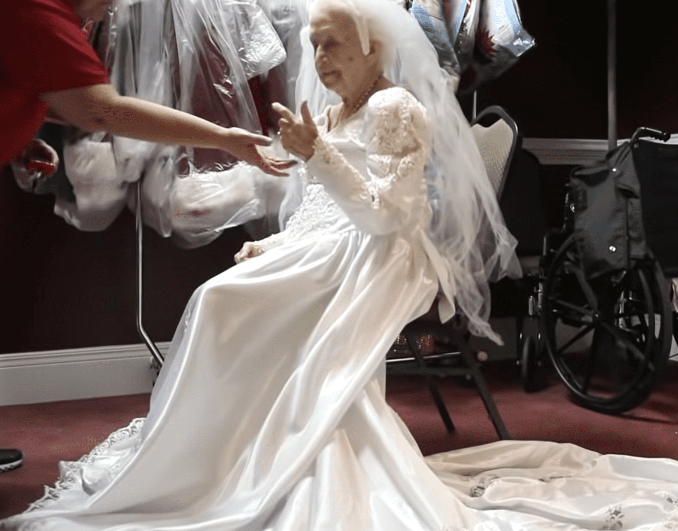 Dana Stauss sitting in her wedding dress.┃Source: youtube.com/AARP