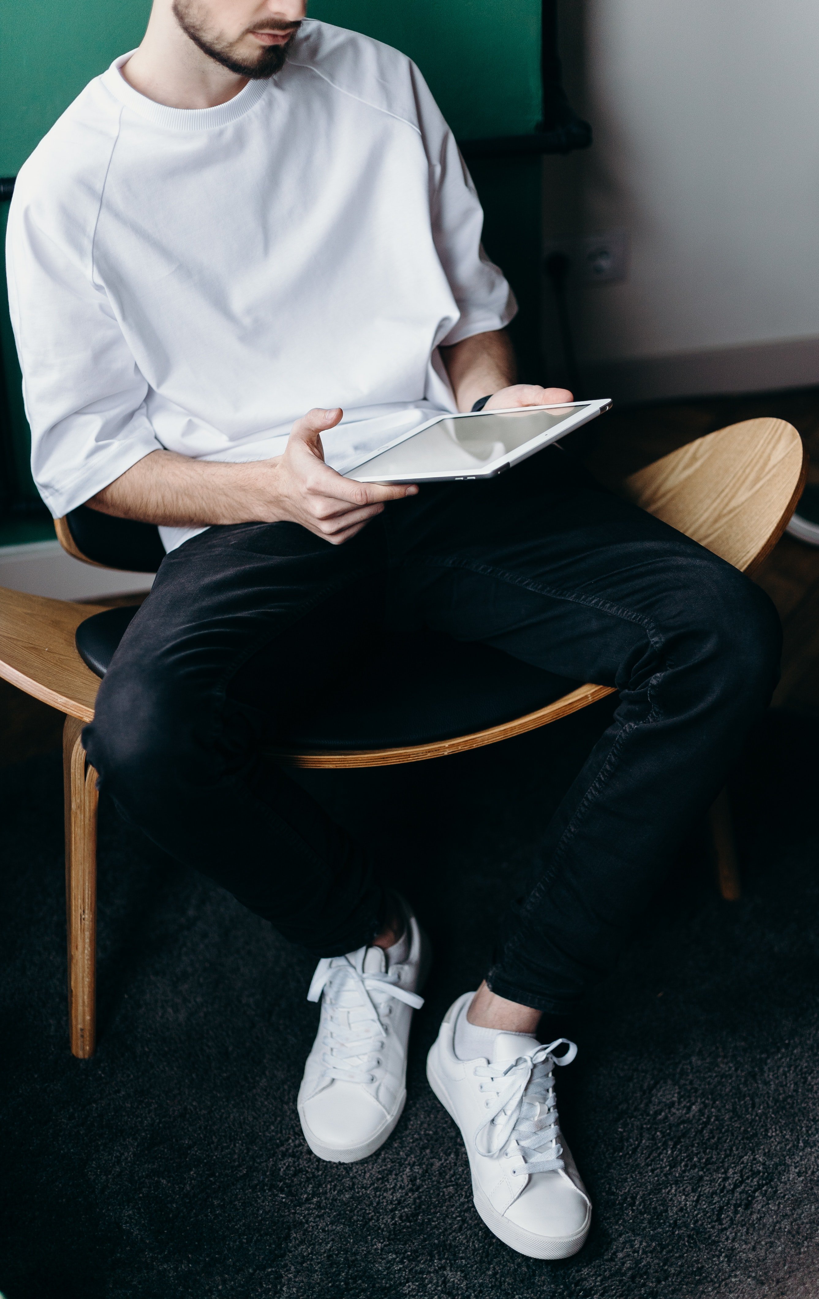 Ashley couldn't stop thinking about those white sneakers of his | Source: Pexels