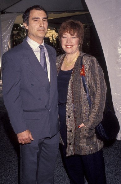 Kathy Bates und Tony Campisi bei der Verleihung der BAFTA-Awards in Kalifornien. | Quelle: Getty Images