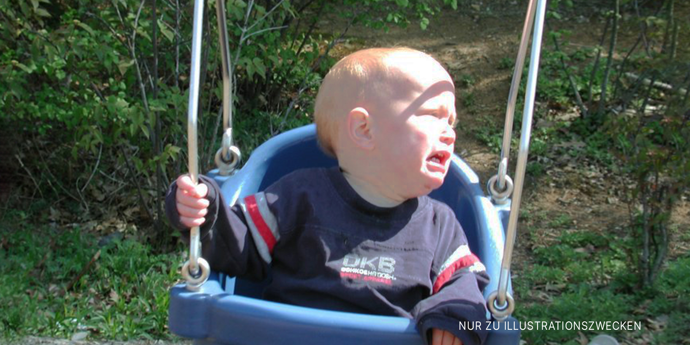 Ein weinendes Baby auf der Schaukel | Quelle: Flickr/subewl (CC BY-SA 2.0)