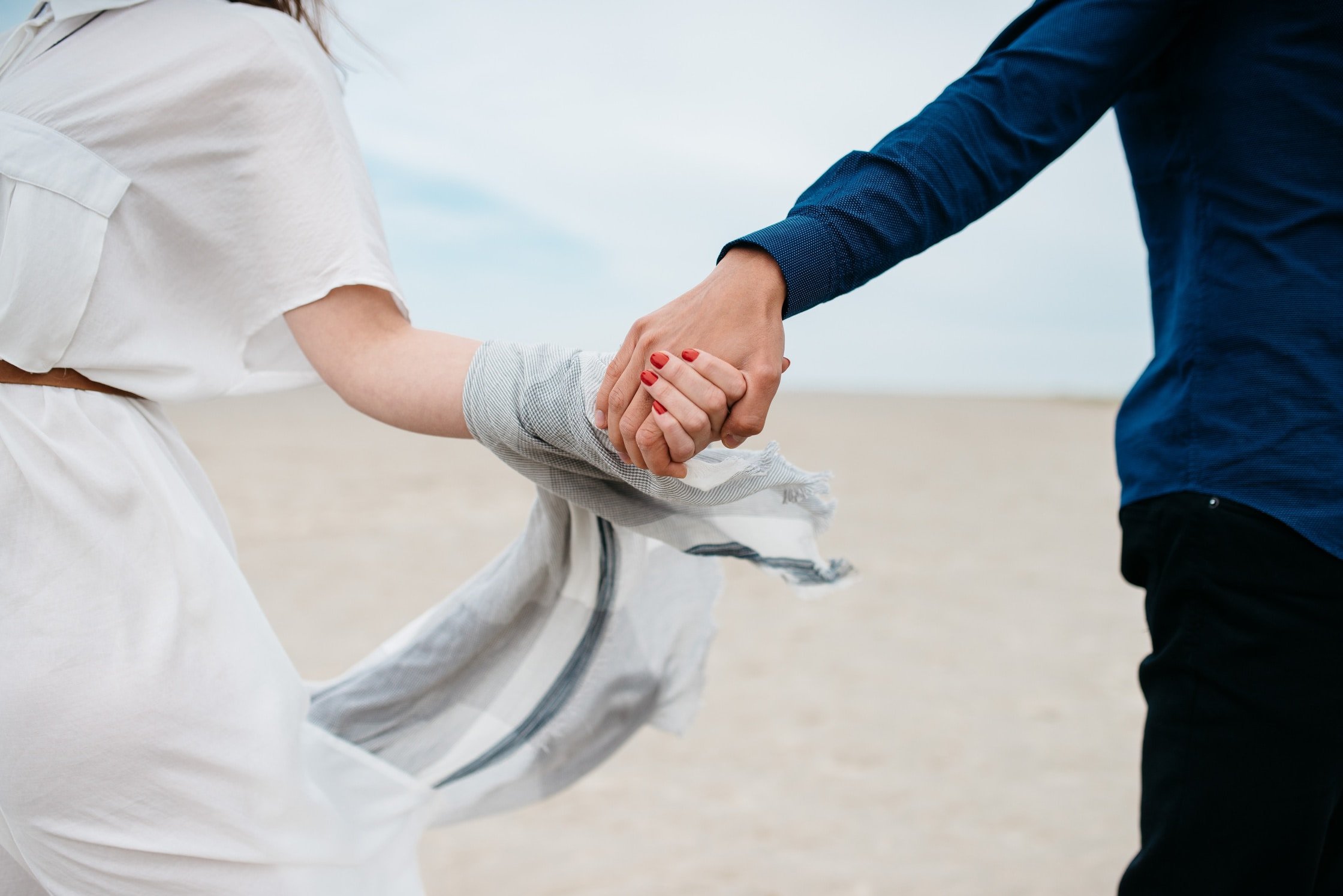 A man and woman holding hands. | Source: Unsplash.com