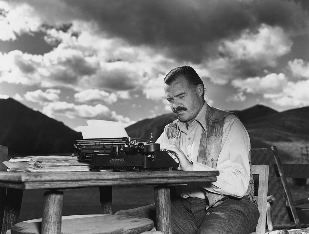 Ernest Hemingway pictured at his typewriter working outside, 1939. | Photo: Getty Images