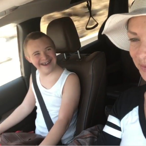 Leticia Calderón y su hijo Luciano pasean en el auto mientras cantan al ritmo de "Los Ángeles Azules". | Foto: Captura de instagram.com/letycalderon79