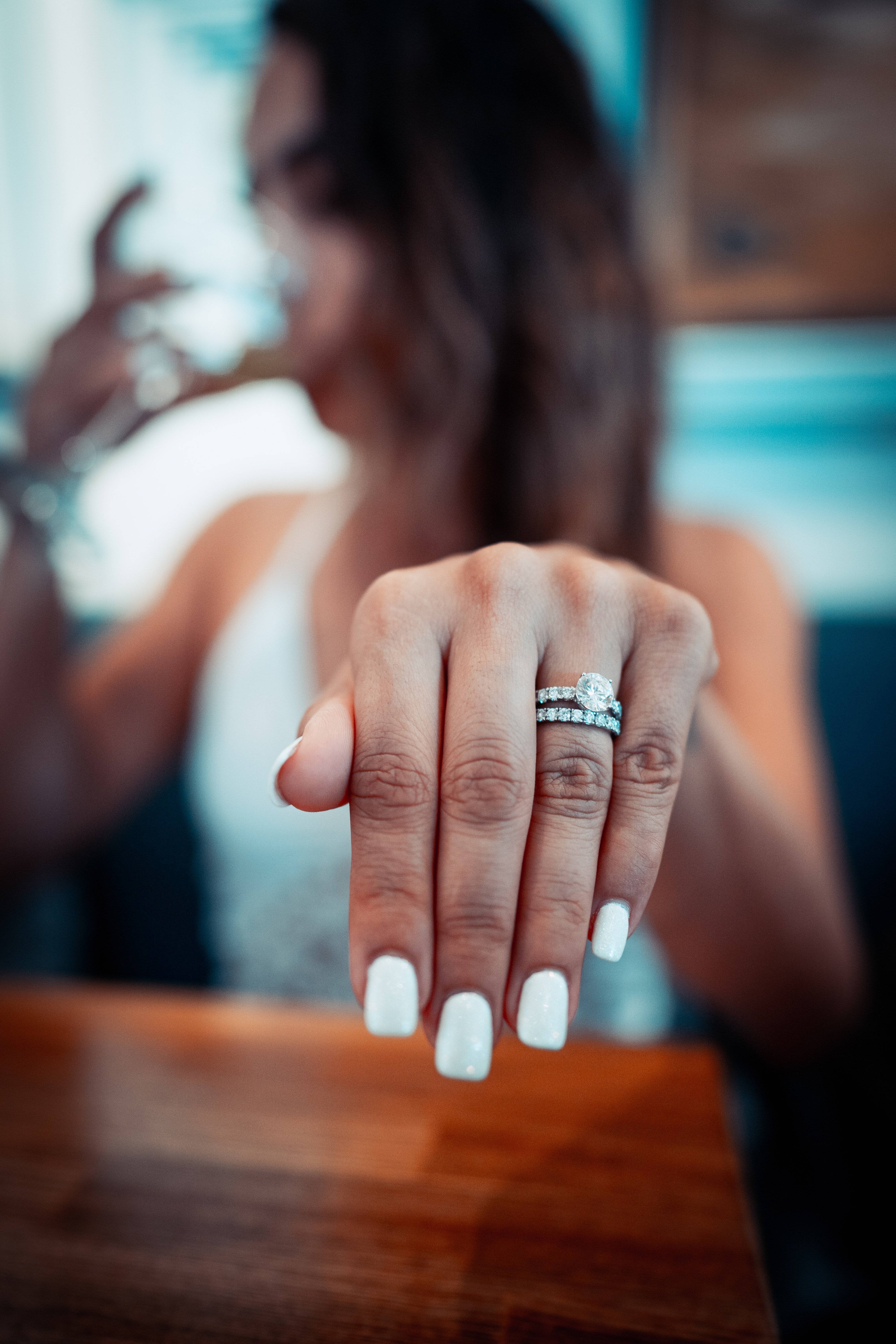 Olivia proudly showed her engagement ring to Lucas | Photo: Pexels