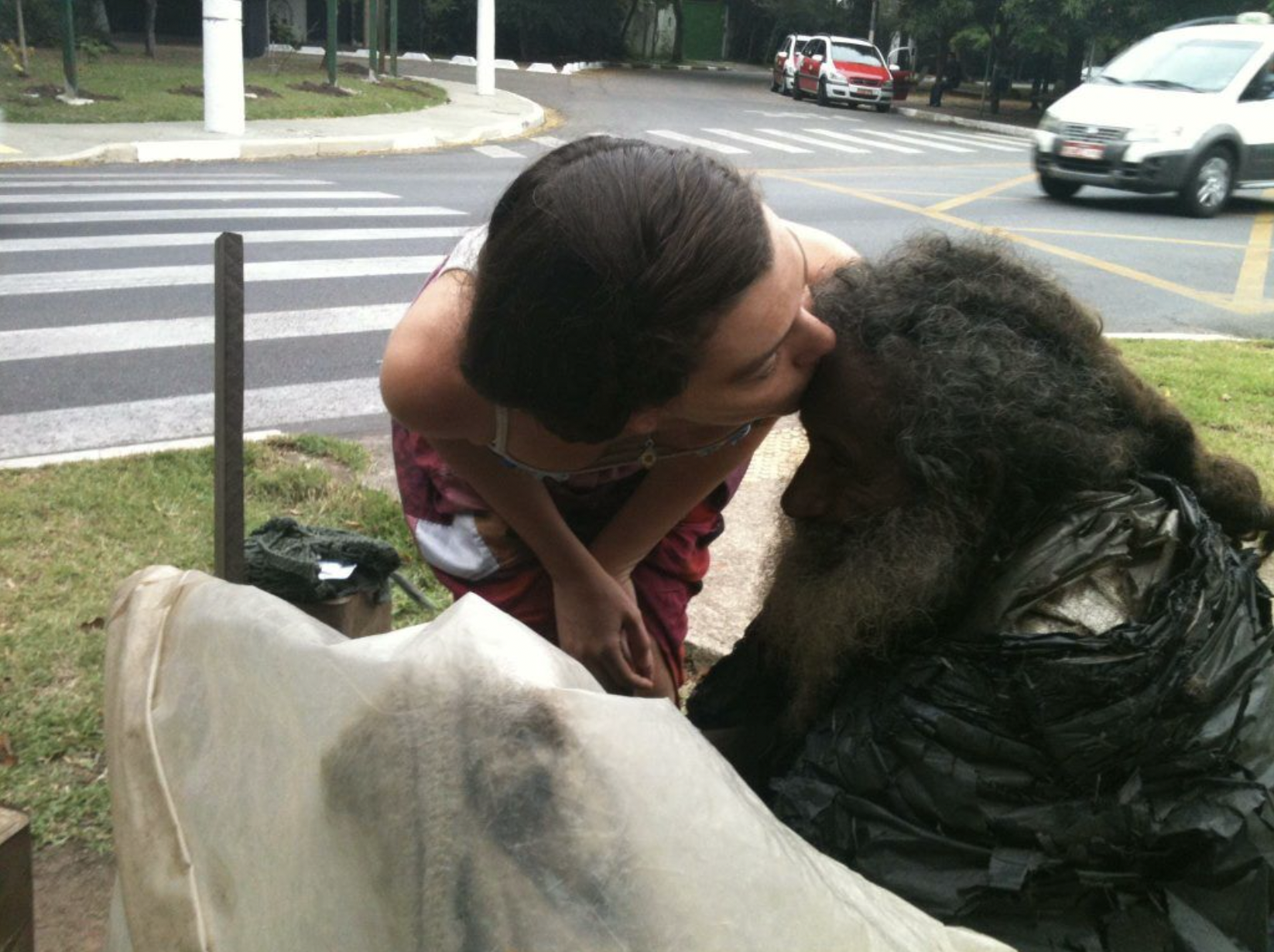 Rich girl kisses homeless man | Source: Flickr