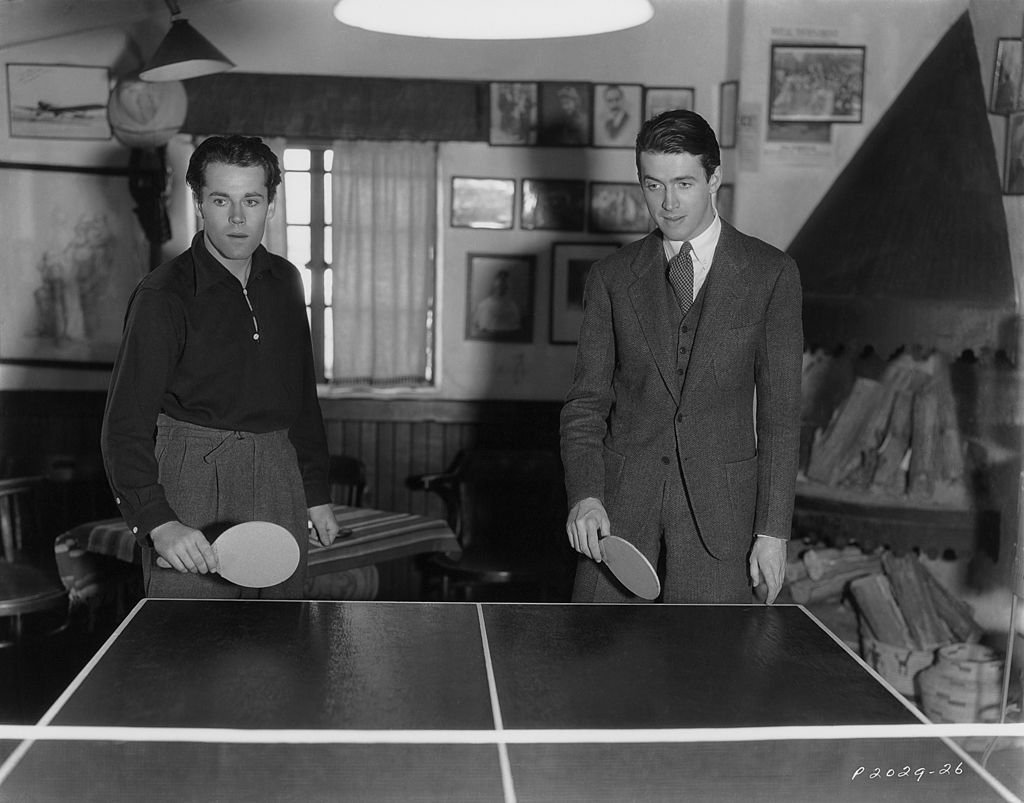 Henry Fonda and James Stewart play a game of table tennis in 1937| Photo: Getty Images