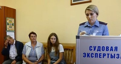 Familia de Yulia sometiéndose a la prueba de ADN. | Foto: Youtube/МВД Республики Беларусь Familia de Yulia sometiéndose a la prueba de ADN. | Foto: Youtube/МВД Республики Беларусь