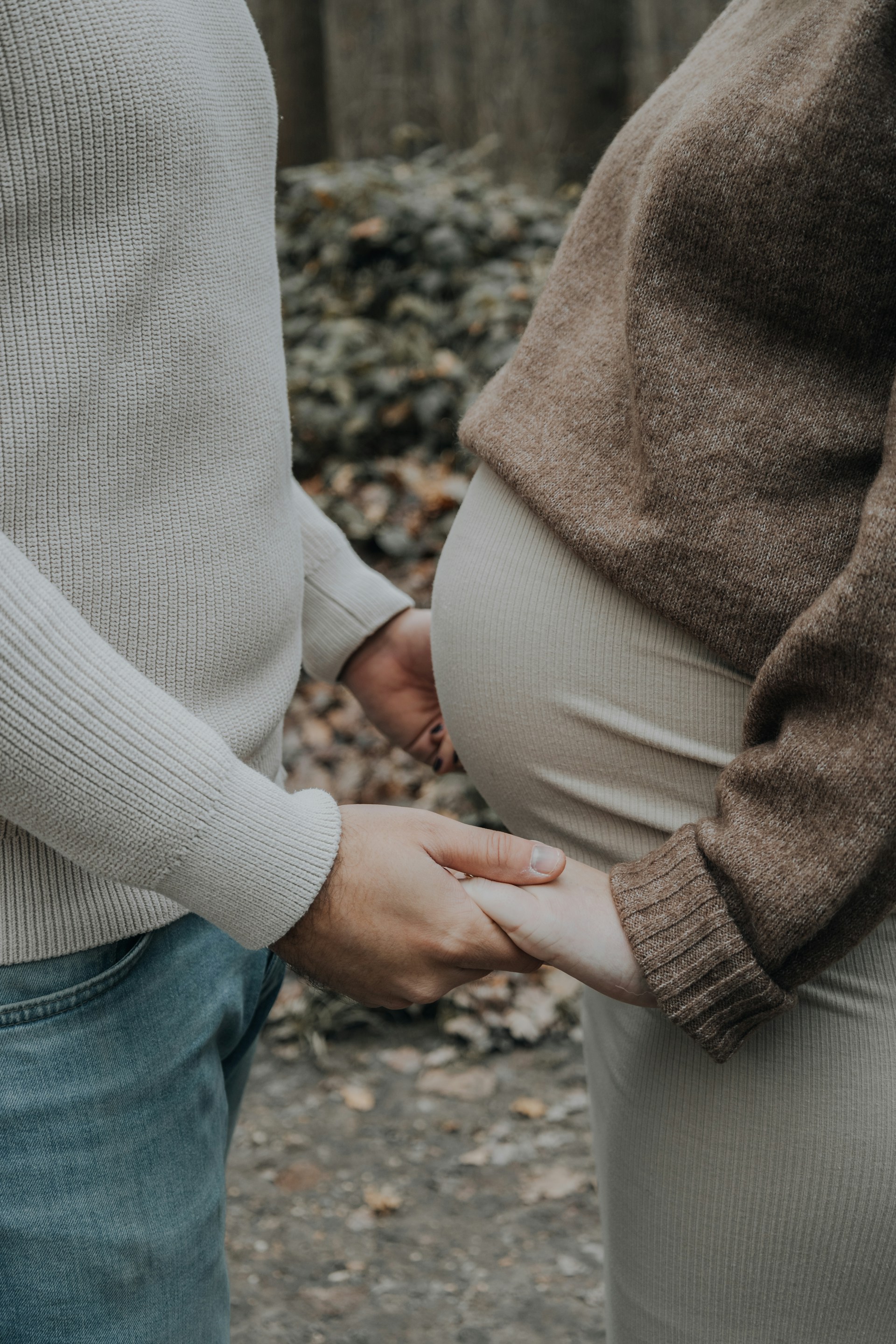 A man holding his pregnant partner's hands | Source: Unsplash
