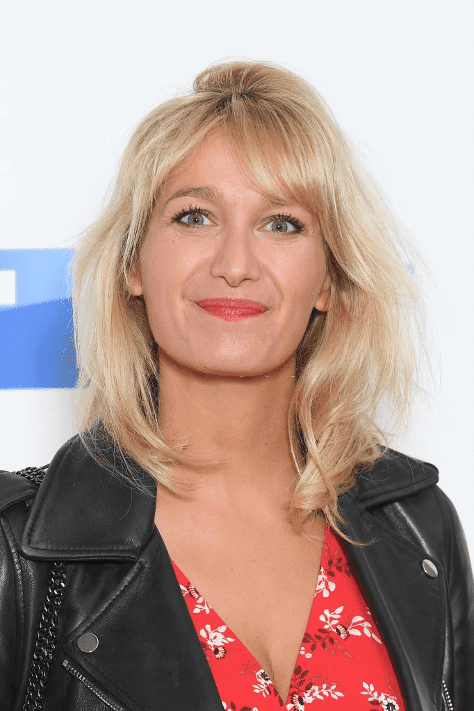 L'actrice Caroline Anglade assiste au Groupe TF1 | Source : Getty Images L'actrice Caroline Anglade assiste au Groupe TF1 | Source : Getty Images