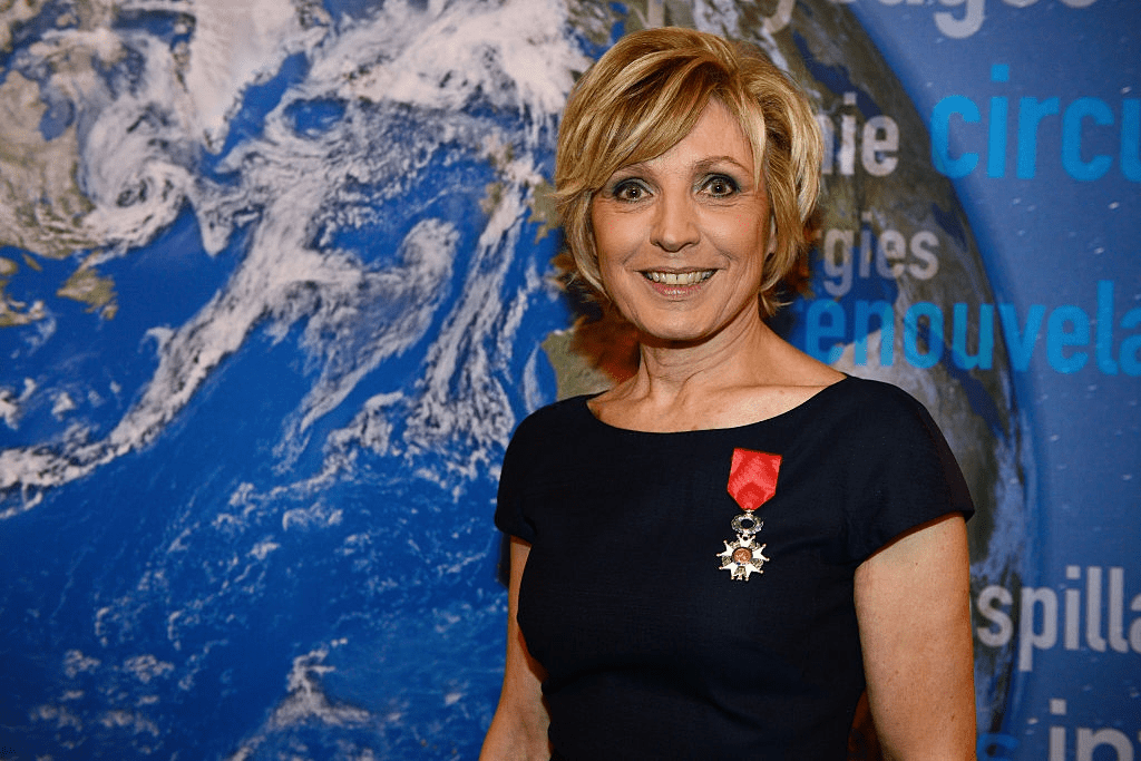 PARIS, FRANCE - 24 JANVIER : Évelyne Dhéliat reçoit la Légion d'honneur française par Ségolène Royal au ministère français de l'écologie le 24 janvier 2017 à Paris, France. | Photo : Getty Images PARIS, FRANCE - 24 JANVIER : Évelyne Dhéliat reçoit la Légion d'honneur française par Ségolène Royal au ministère français de l'écologie le 24 janvier 2017 à Paris, France. | Photo : Getty Images