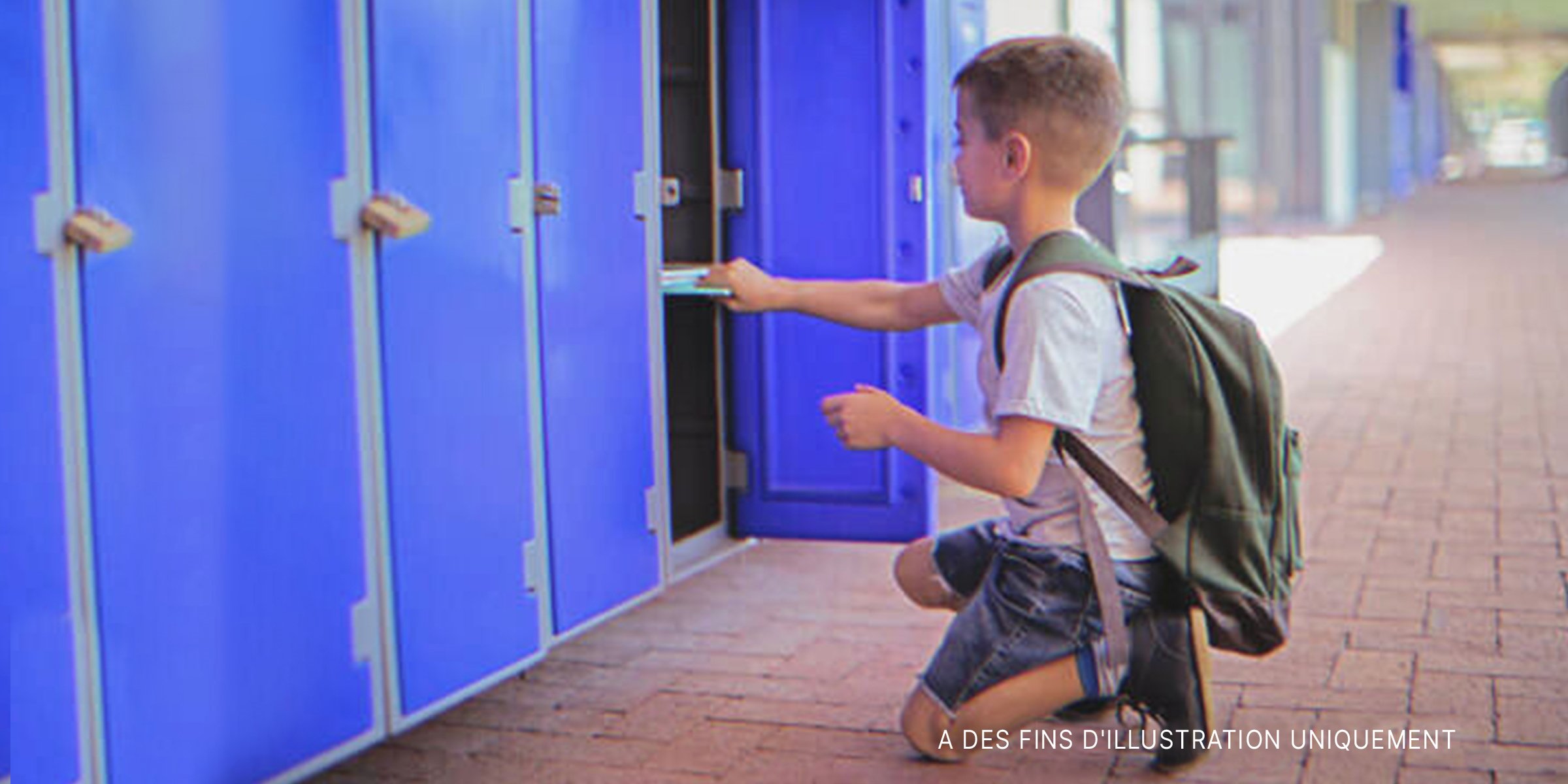 Un garçon récupère des objets dans son casier d'école | Source : Shutterstock 