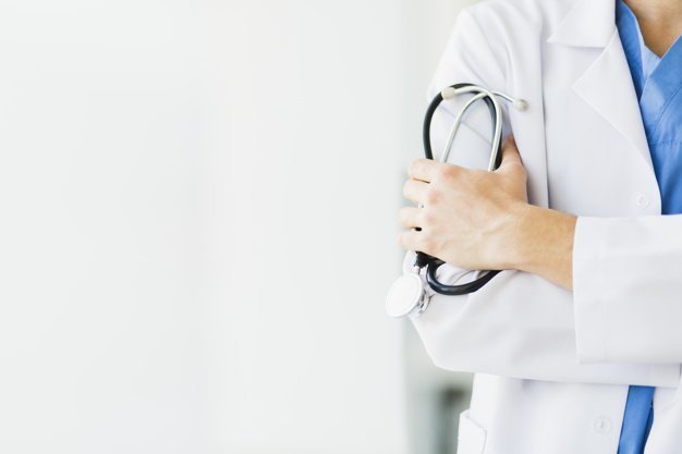 Doctor holding a stethoscope. Photo: Freepik