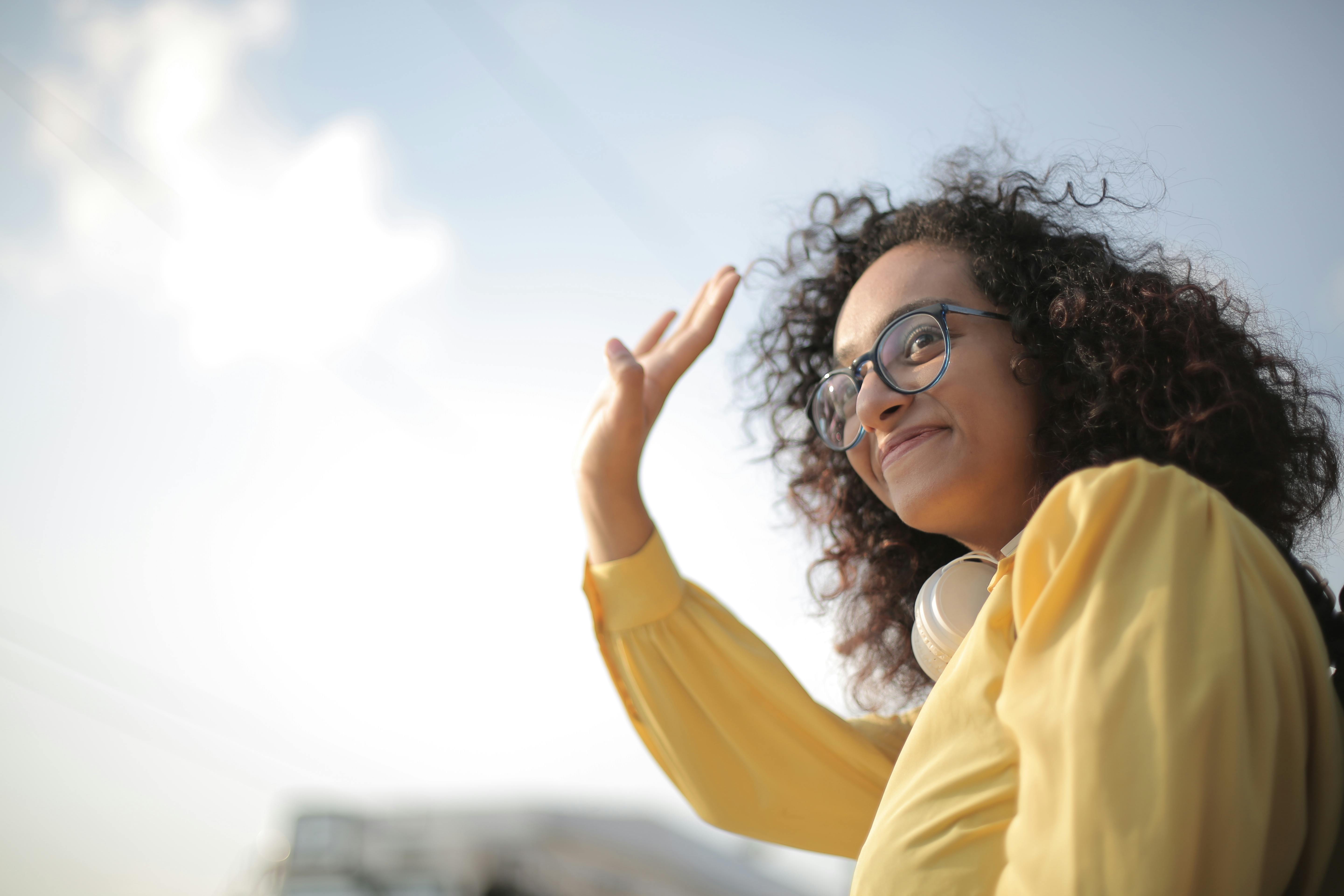 A woman waves in passing | Source: Pexels