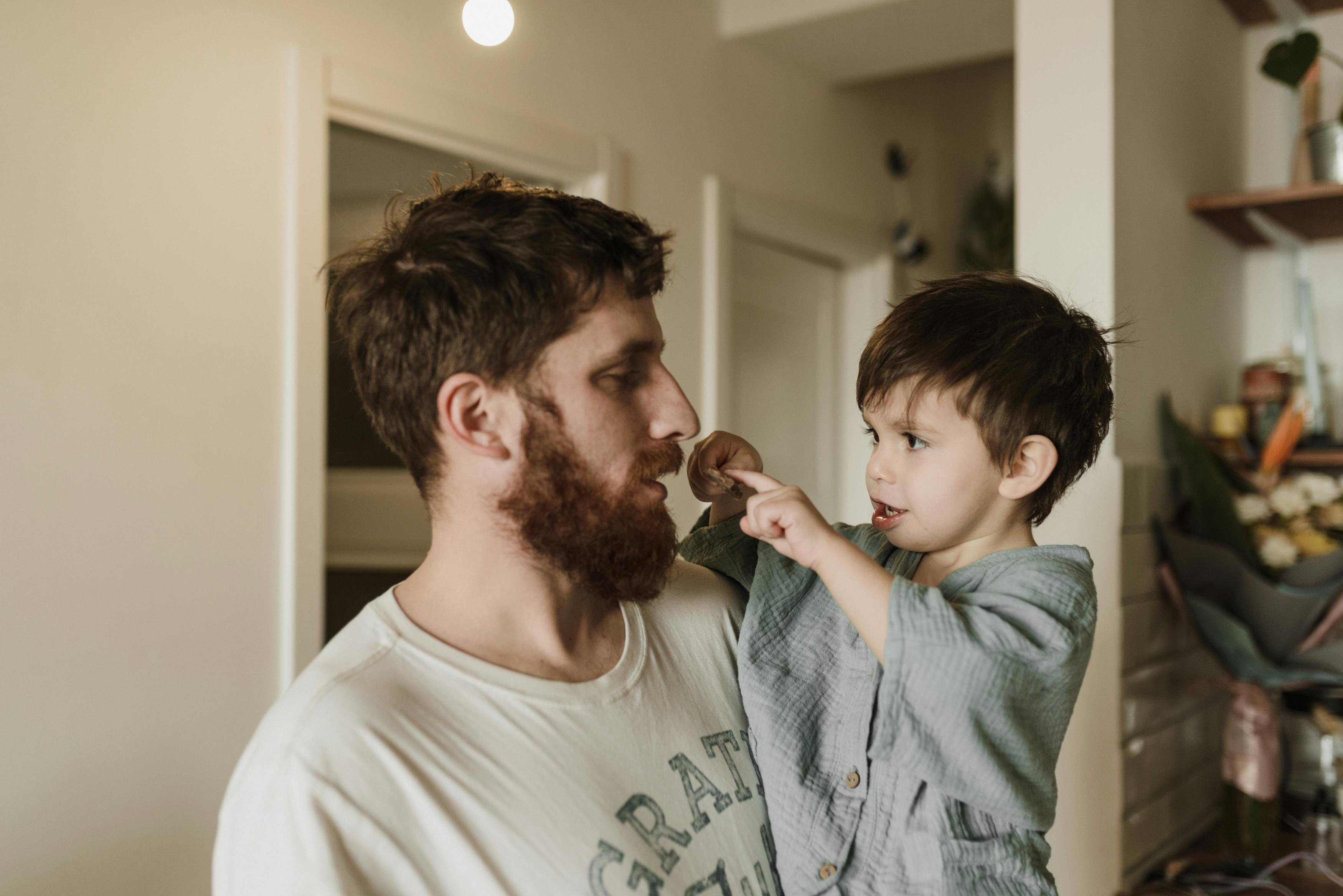 Father talking to his young son | Source: Pexels