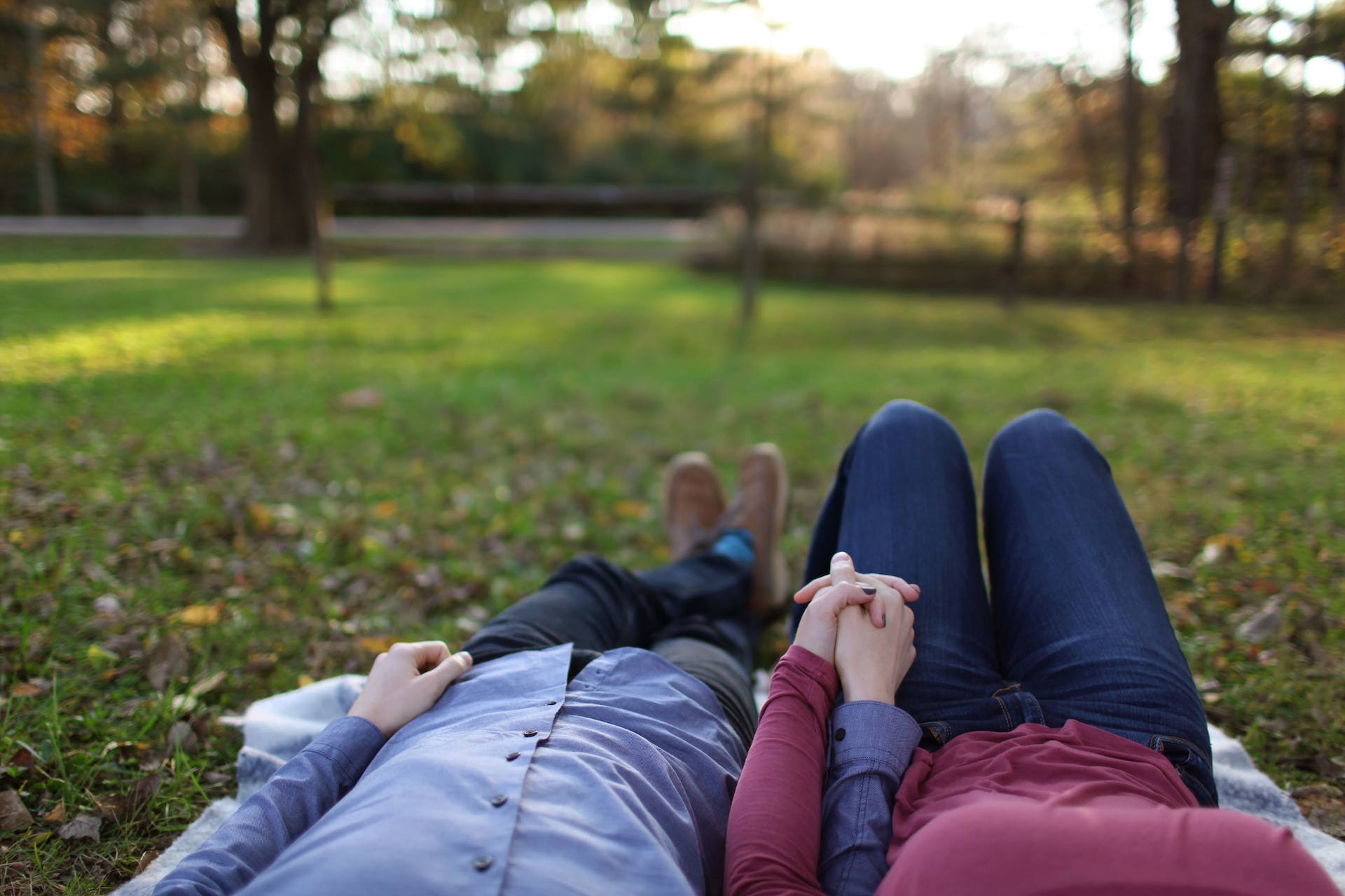 Young couple laying on grass | Source: Pexels