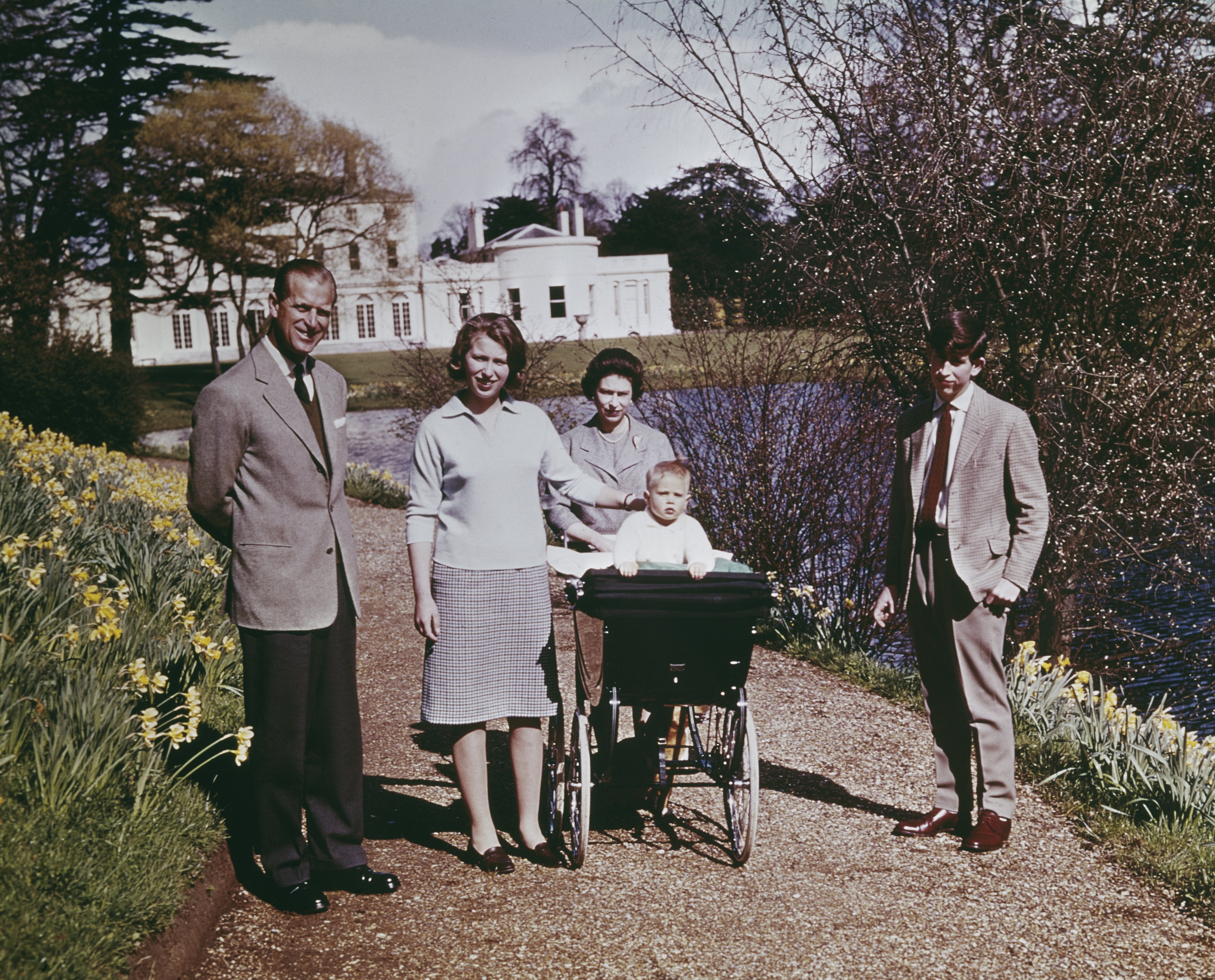 Königin Elizabeth II., Prinz Philip und ihre Kinder Prinzessin Anne, Prinz Edward und Prinz Charles in Windsor anlässlich des 39. Geburtstags der Königin im April 1965 | Quelle: Getty Images