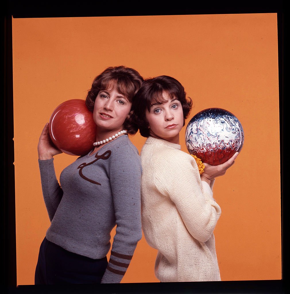 Penny Marshal and Cindy Williams on promotional shoot for "LAVERNE & SHIRLEY" on December 18, 1975. | Source: Getty Images