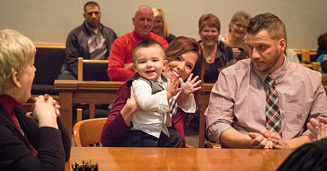 Picture of Mandi and Tyler Palmer at the court during the adoption process of their son, Hunter  | Source:twitter.com/hypervocal