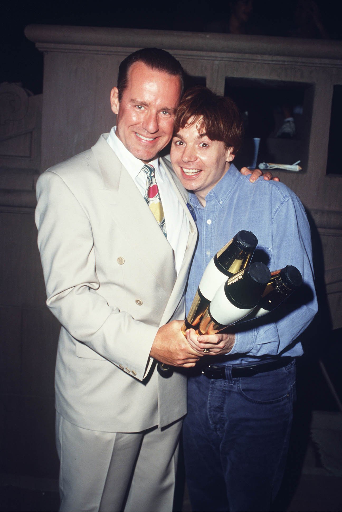 Phil Hartman y Mike Myers en California en 1993. | Foto: Getty Images