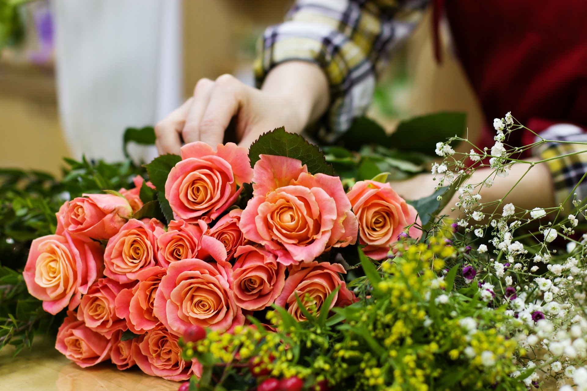 A florist putting together a bouquet. | Photo: Pixabay/Anastasia Gepp