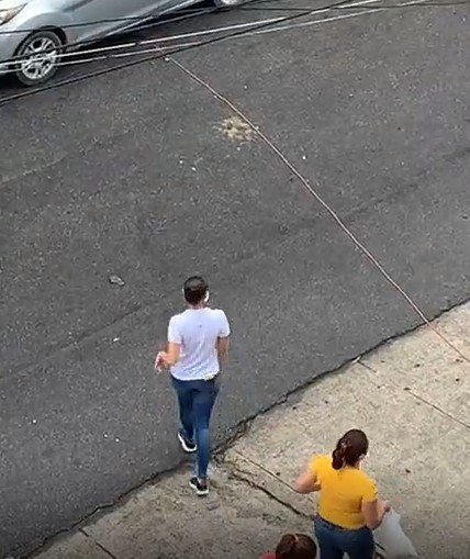 Huevo que vecina lanzó a los mariachis. | Foto: Captura de pantalla de Instagram/ Baezdijo