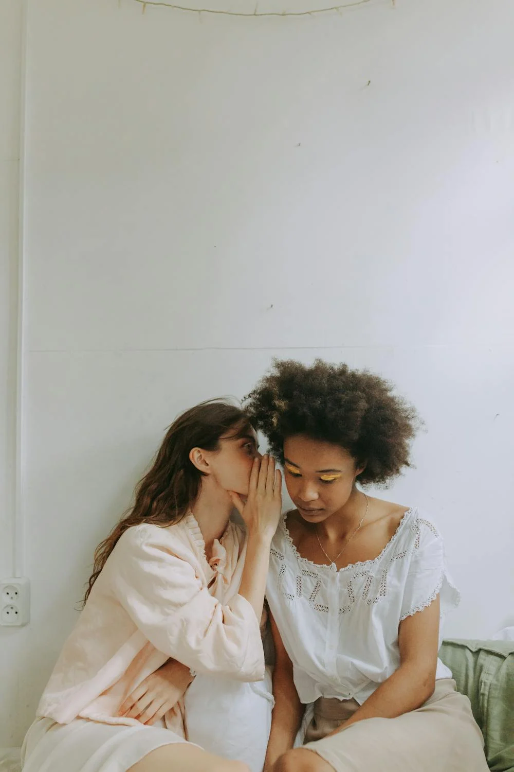 A woman gossiping | Source: Pexels