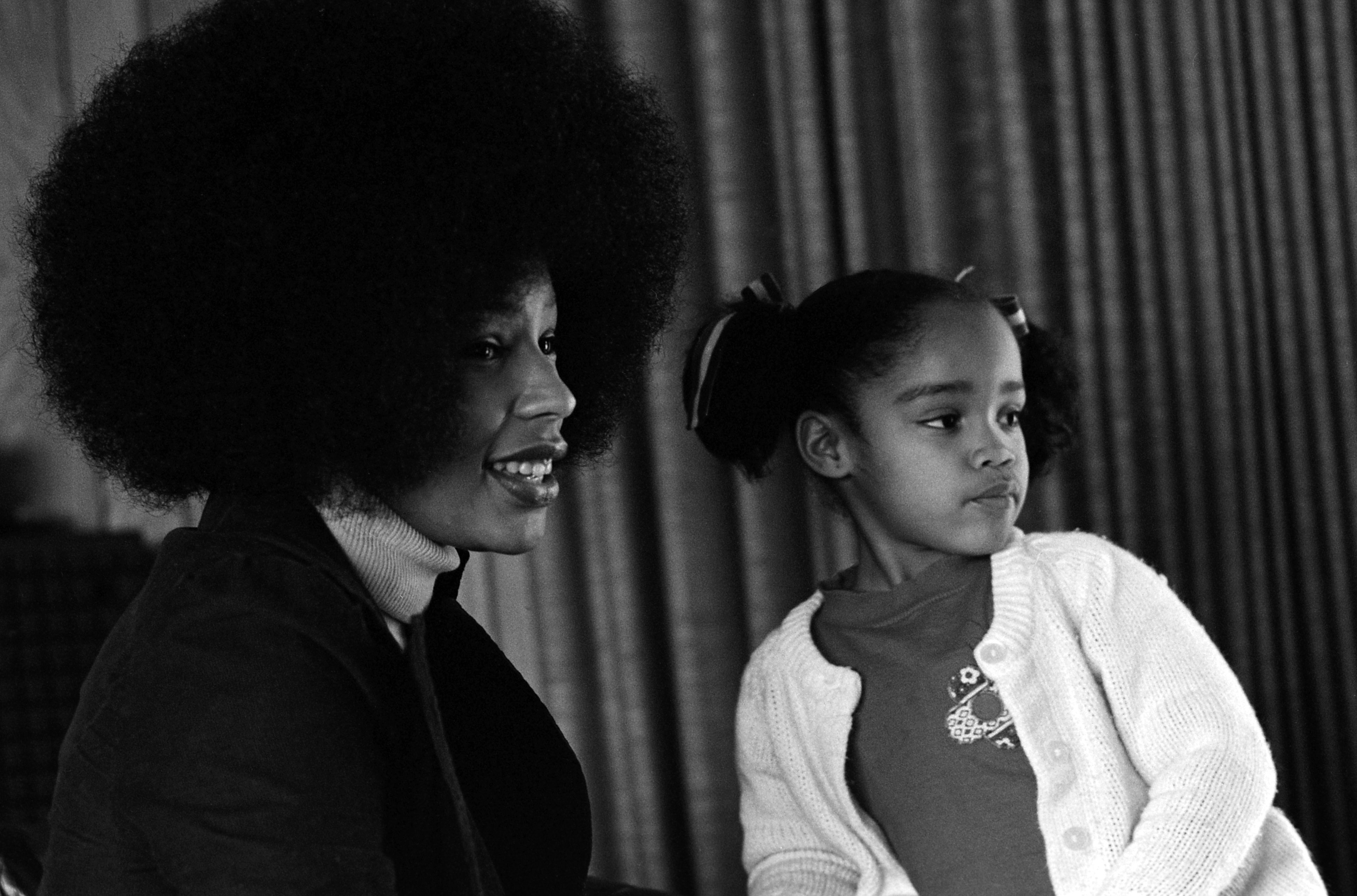 Marguerite Whitley poses for a portrait at home while sitting next to her daughter Arnelle on January 8, 1973, in Los Angeles, California. | Source: Getty Imaages