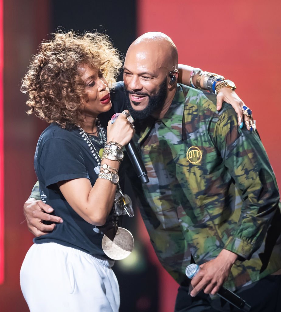 Erykah Badu and ex-boyfriend Common share the stage at the Black Girls Rock 2019 Awards show on August 25, 2019 in New Jersey. | Photo: Getty Images