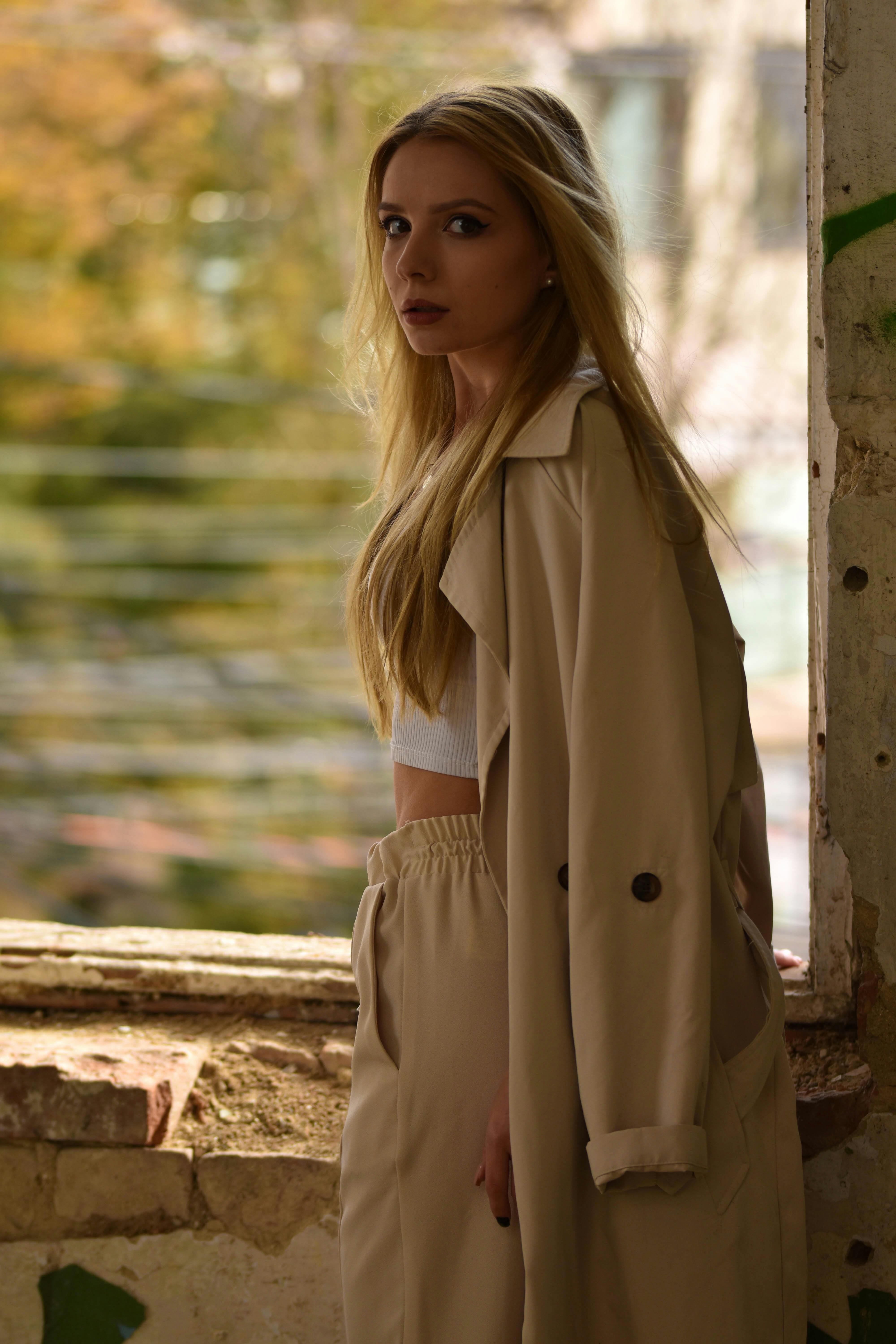 A woman looking back | Source: Pexels