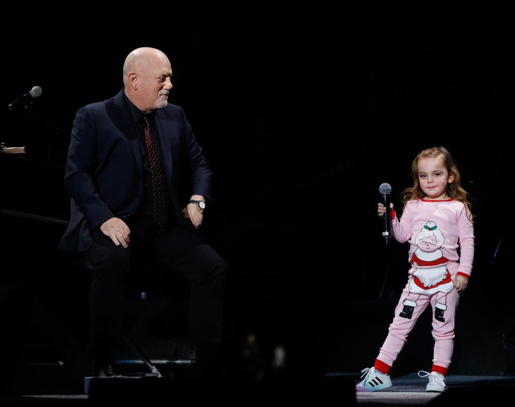 Billy Joel mit seiner Tochter auf der Bühne | Quelle: Getty Images