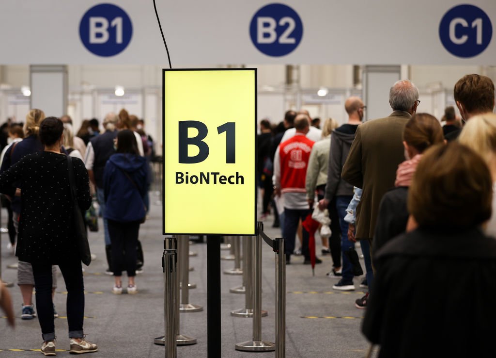 Des personnes qui attendent de recevoir le vaccin anti-Covid-19. | Photo : Getty Images