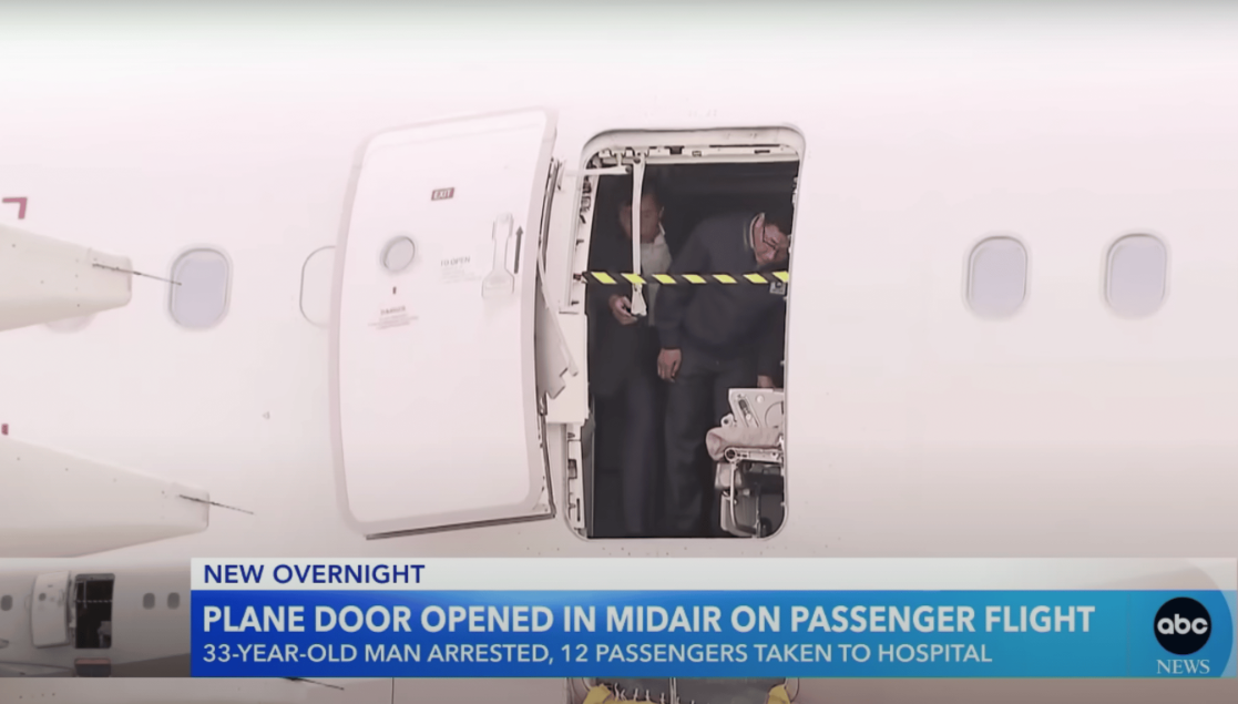 Oficiales en el avión Airbus A321 de Asiana Airlines donde un pasajero abrió la puerta de salida de emergencia en pleno vuelo el 26 de mayo de 2023, en Corea del Sur. | Foto: YouTube/ABC News