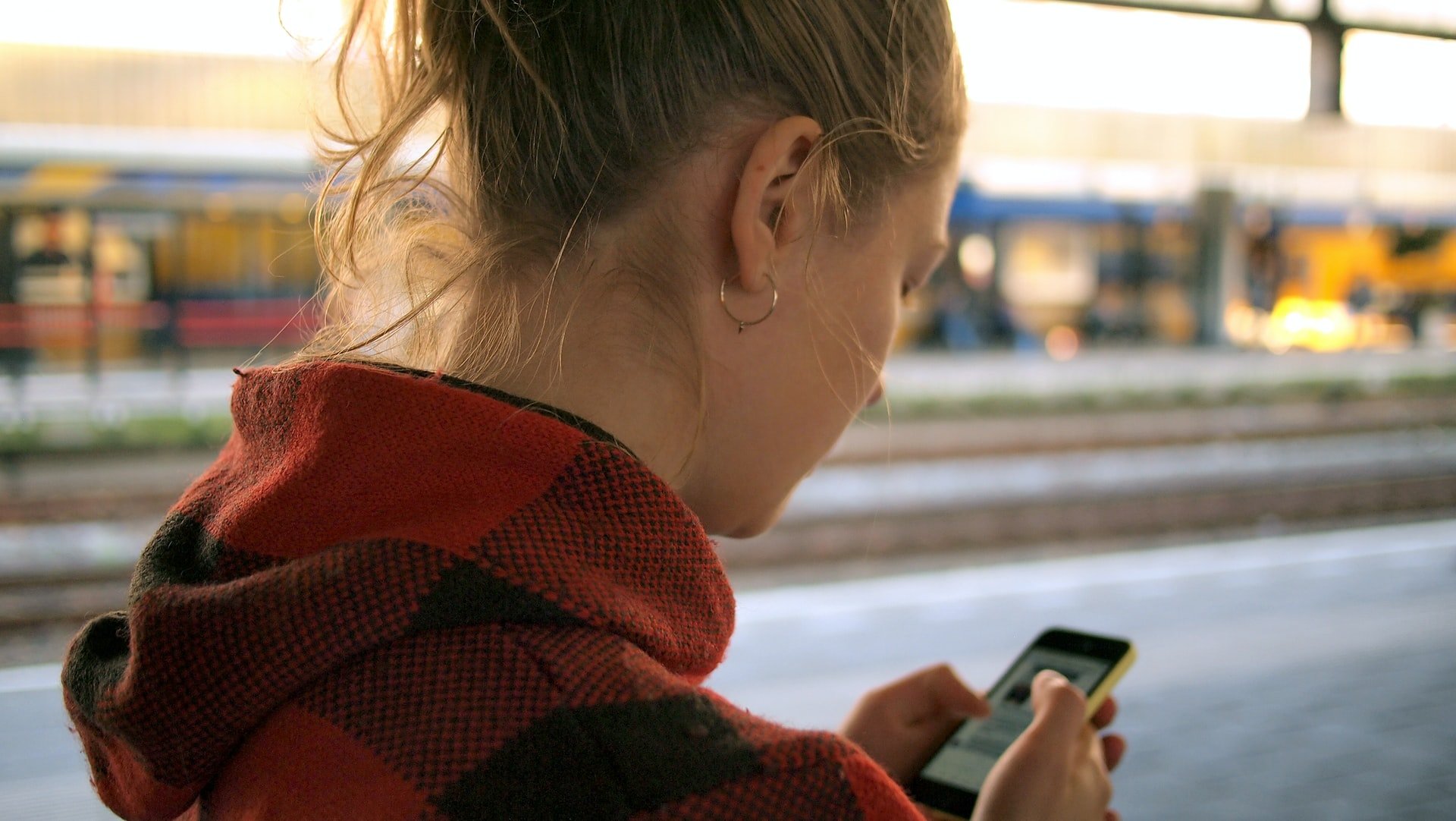 A girl posting condolences for Amanda | Source: Unsplash