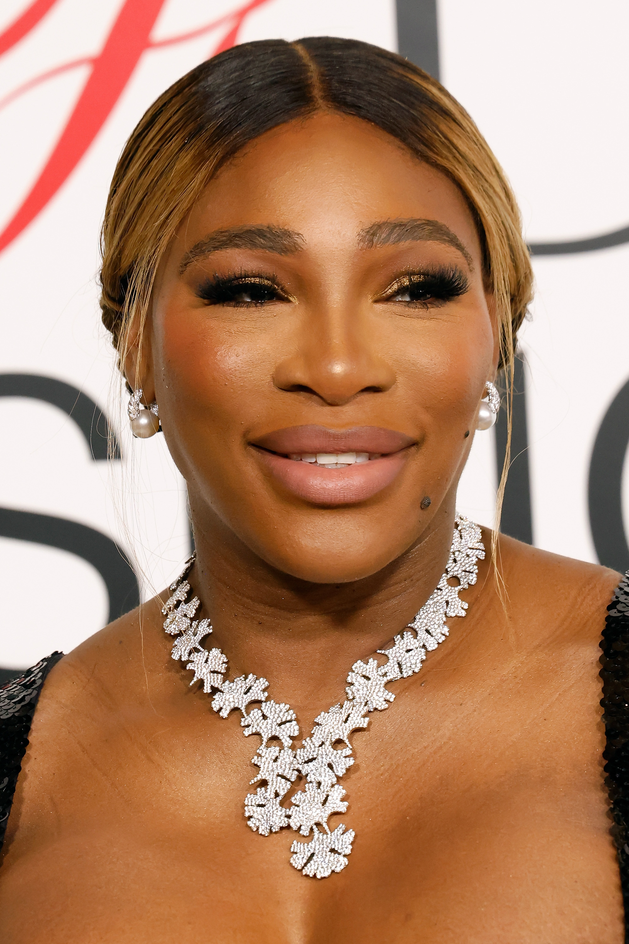 Serena Williams sports her usual thick-eyebrow look on November 6, 2023 | Source: Getty Images