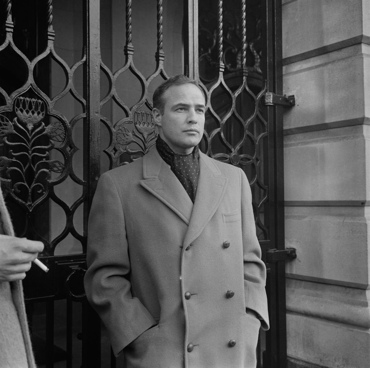 A portrait of Marlon Brando near South Africa House, Trafalgar Square on February 10, 1964. | Photo: Getty Images