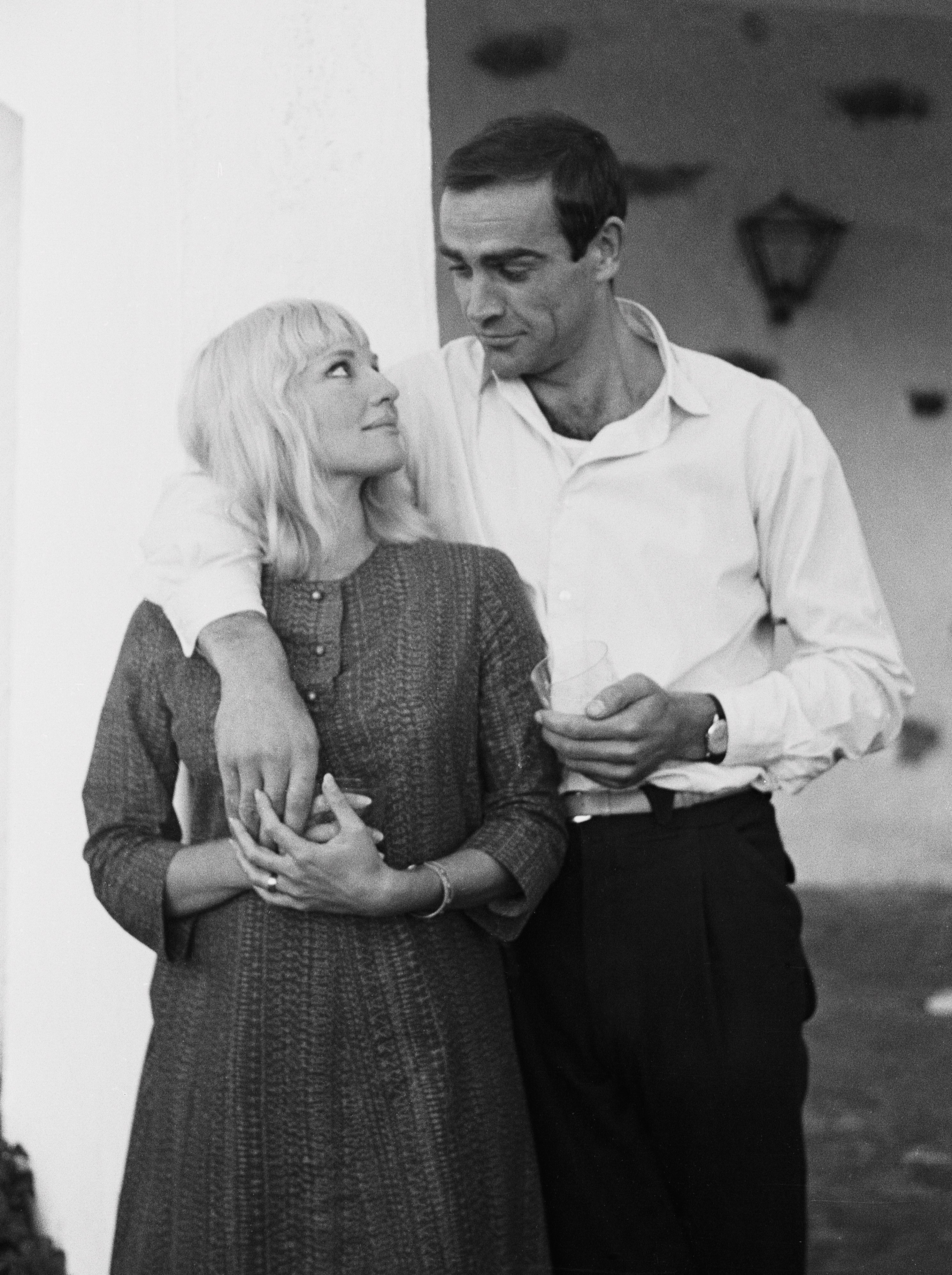 Sean Connery y Diane Cilento en su luna de miel cerca de Marbella, en el sur de España, poco después de su boda secreta en Gibraltar, el 2 de diciembre de 1962. | Foto: Getty Images