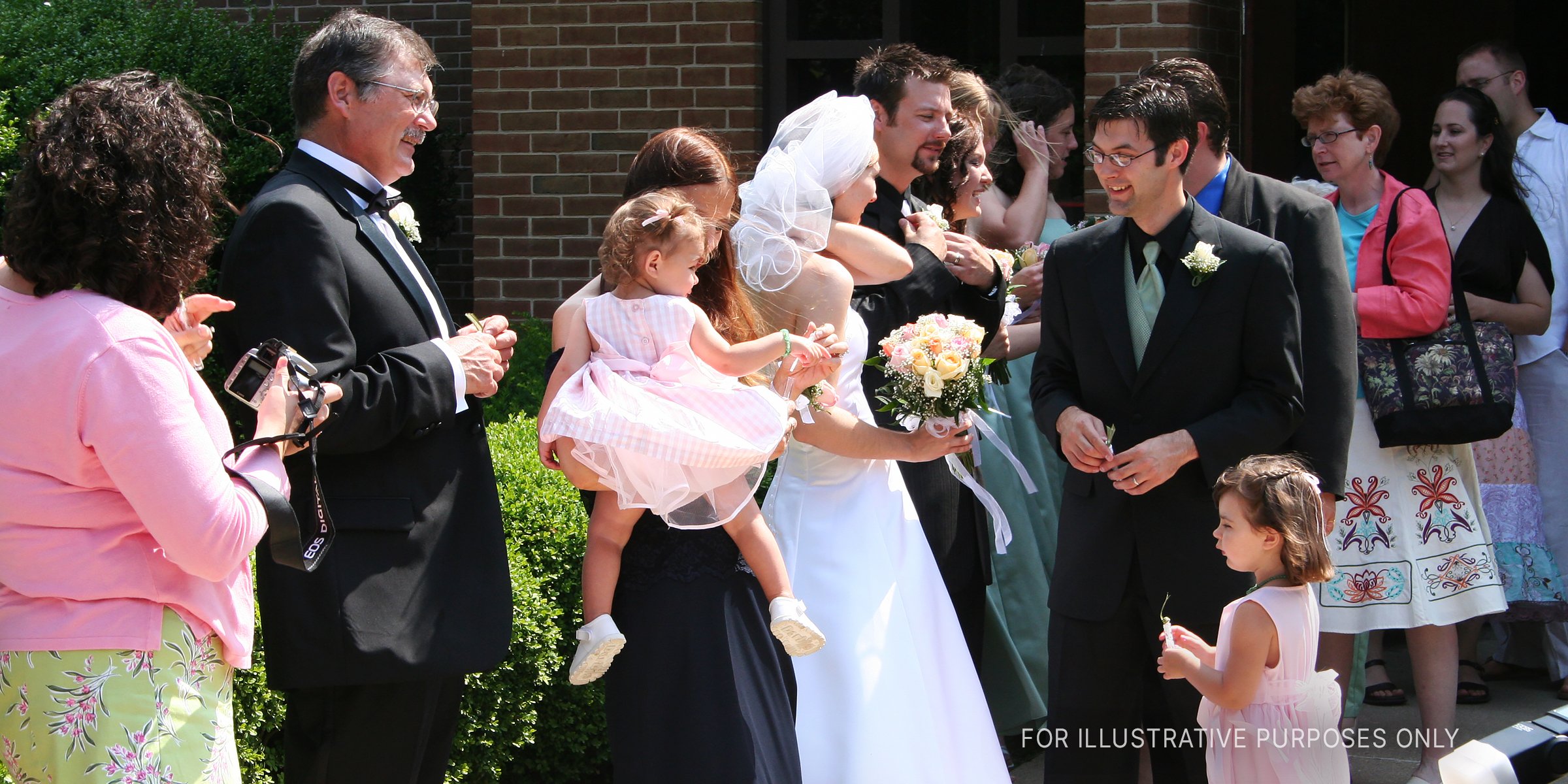 Wedding group standing outside | Source: Flickr / Gavin St. Ours (CC BY 2.0) 