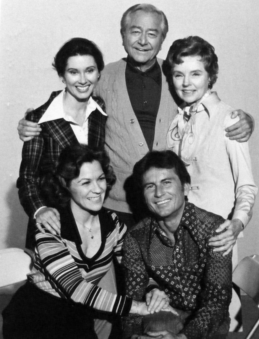 Publicity photo of the cast of the "Father Knows Best Reunion." Standing, from left: Elinor Donahue, Robert Young, Jane Wyatt. Seated, Lauren Chapin and Billy Gray. | Source: Wikimedia Commons.