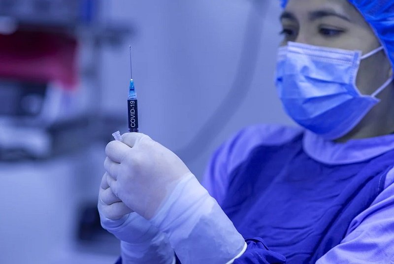 Enfermera sostiene una  jeringa para prueba de COVID-19. | Foto: Pixabay
