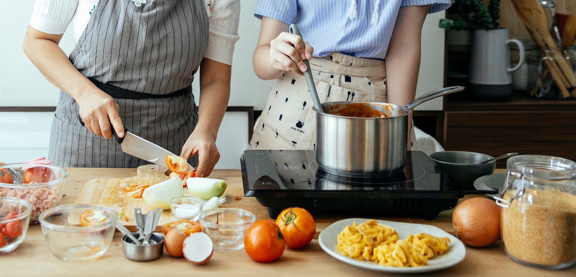 A close-up shot of two women cooking in the kitchen | Source: Pexels