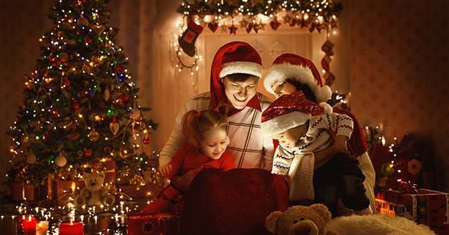 Ein Bild von einer Familie, die Weihnachten feiert | Quelle: Shutterstock