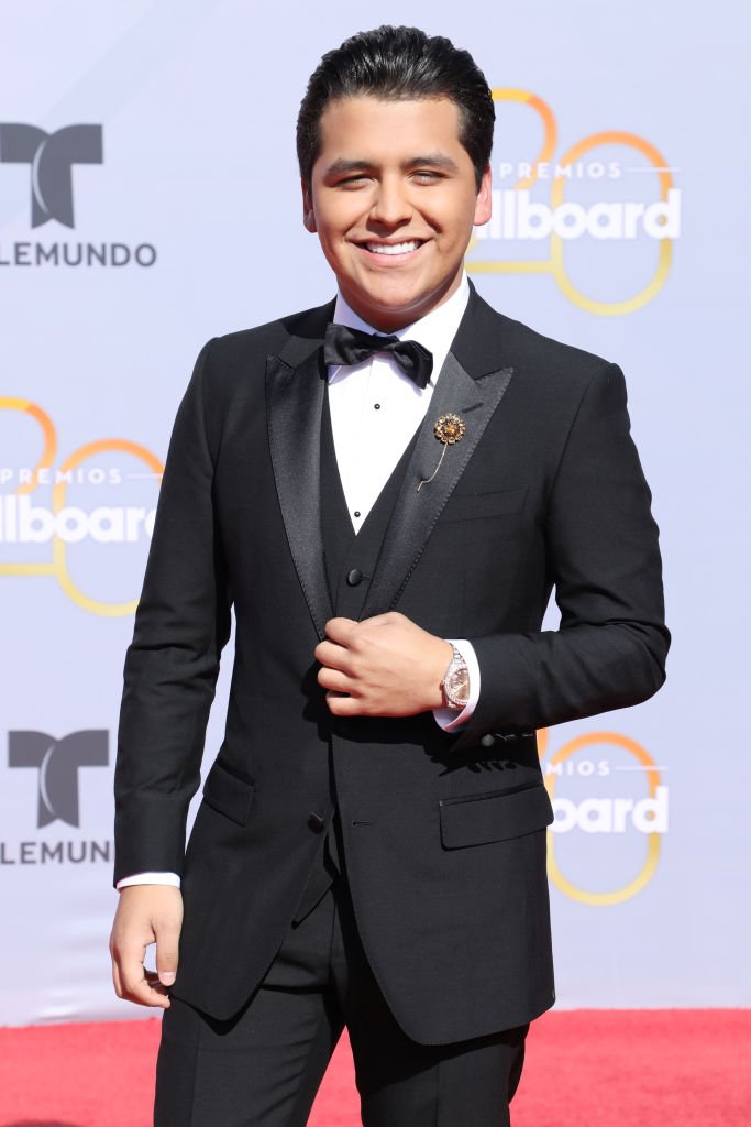Christian Nodal en la alfombra roja de los premios Billboard de la Música Latina 2018. | Foto: Getty Images